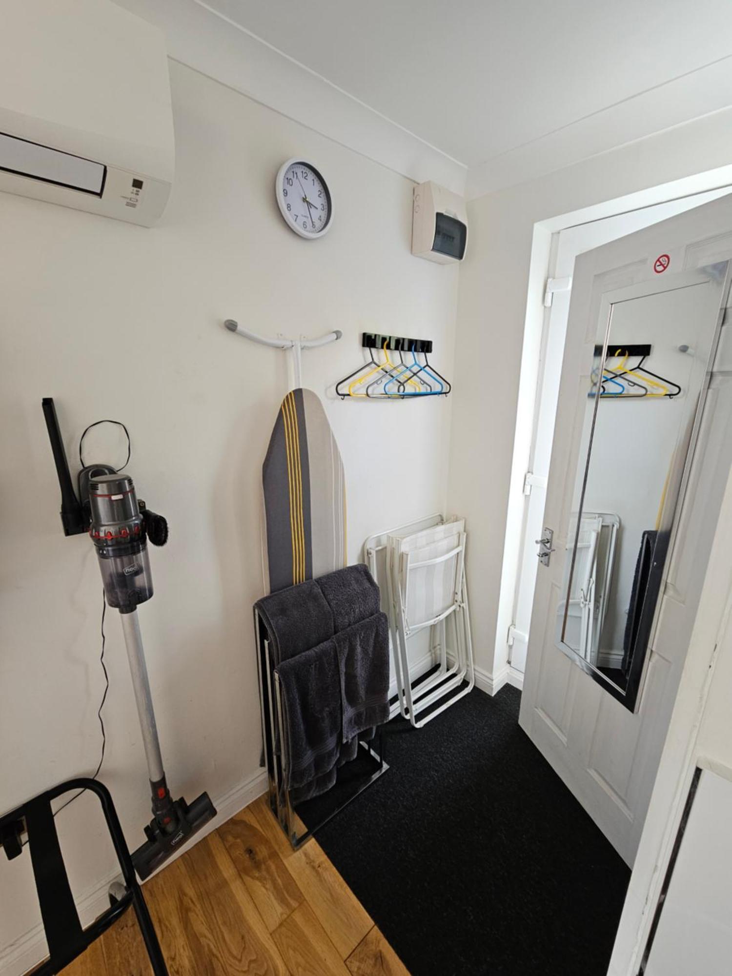 Modern Immaculate Studio With Ac & Parking, Outside The Caz Bristol Exterior foto